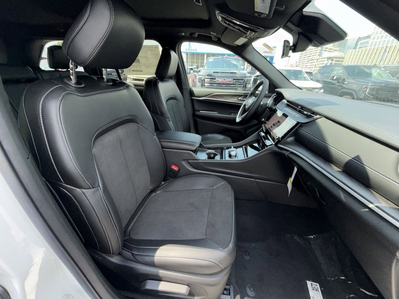 2026 Jeep Grand Cherokee Laredo Altitude