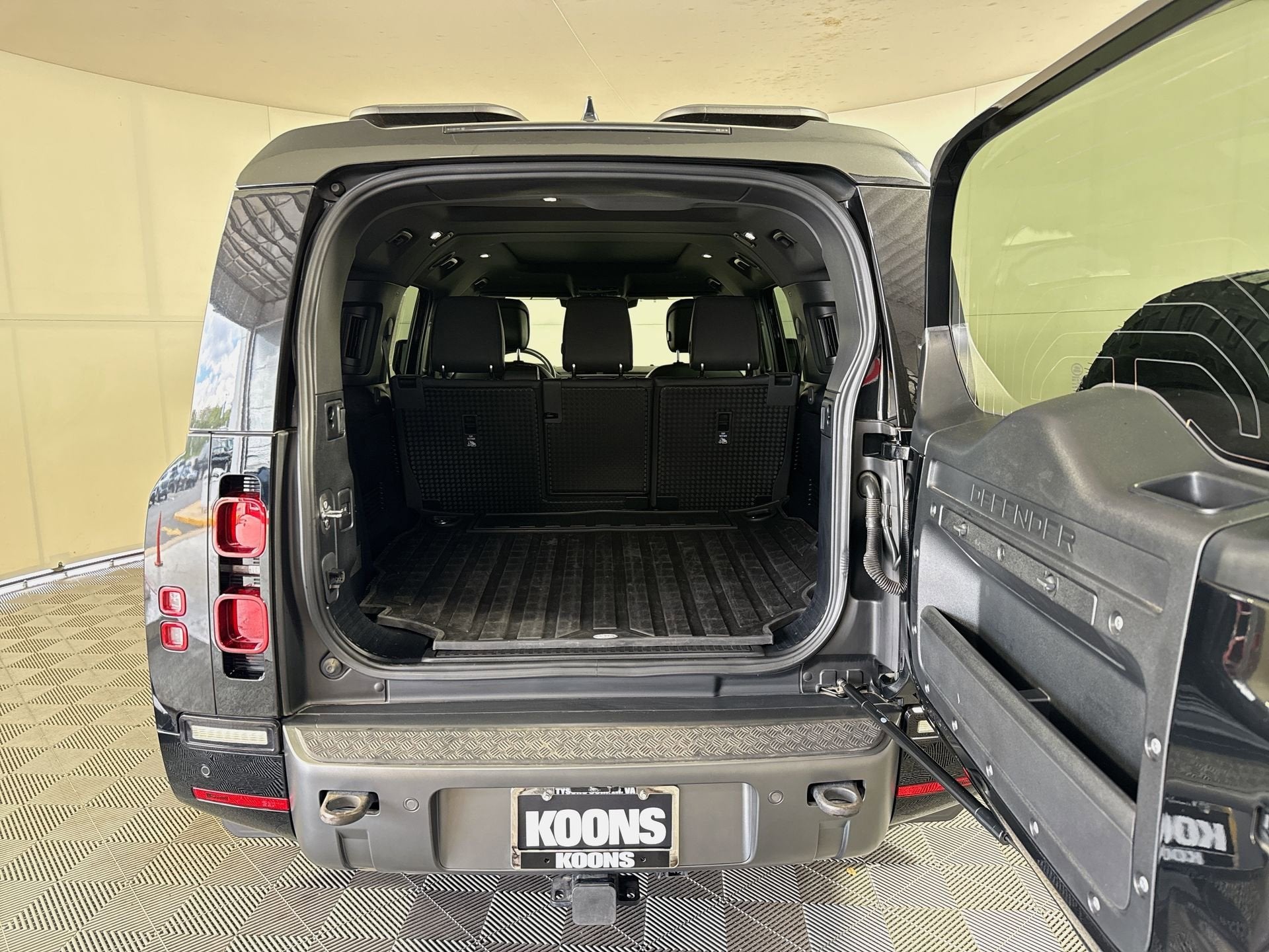 2024 Land Rover Defender 130 Outbound
