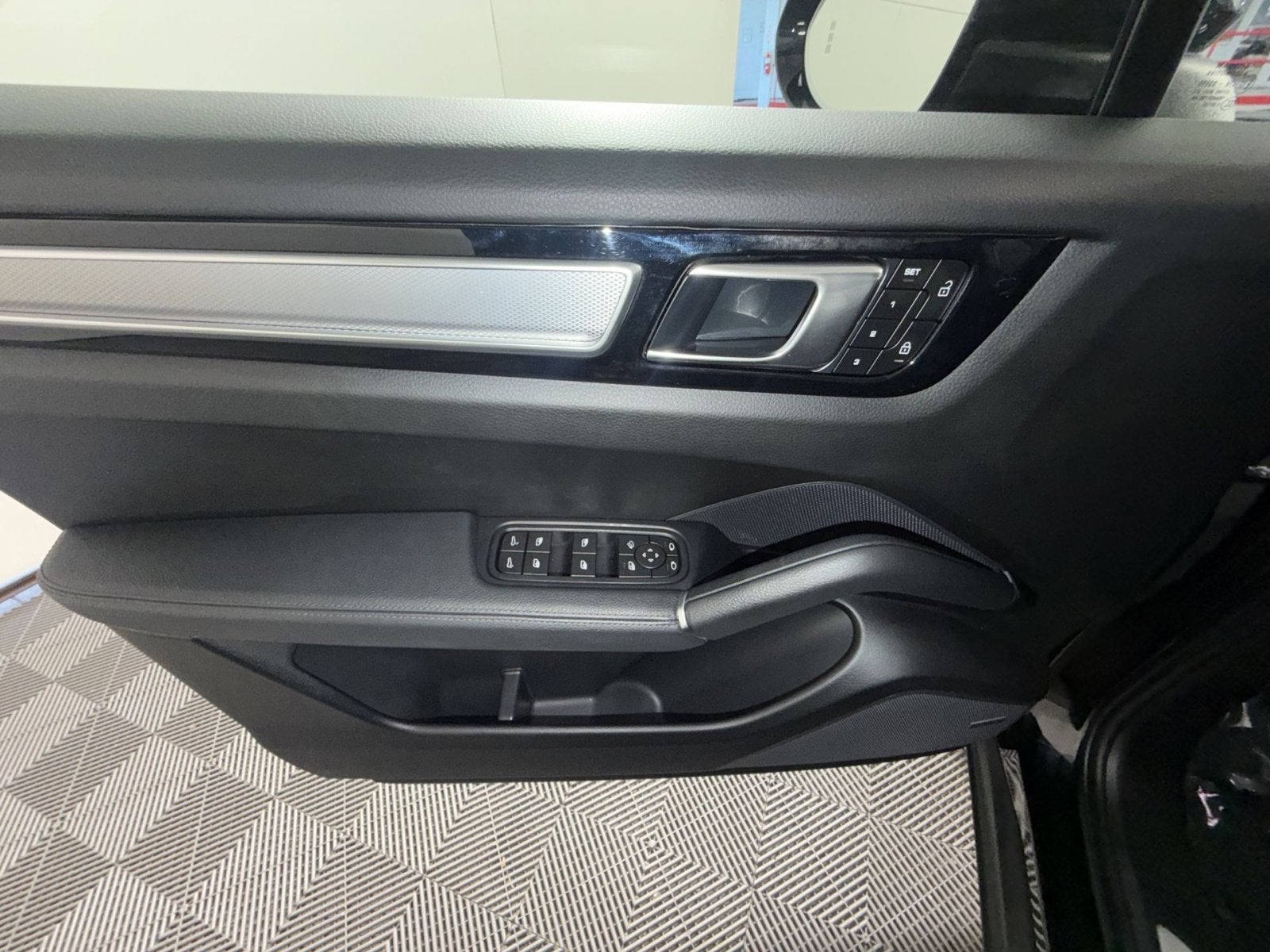 2023 Porsche Cayenne Platinum Edition