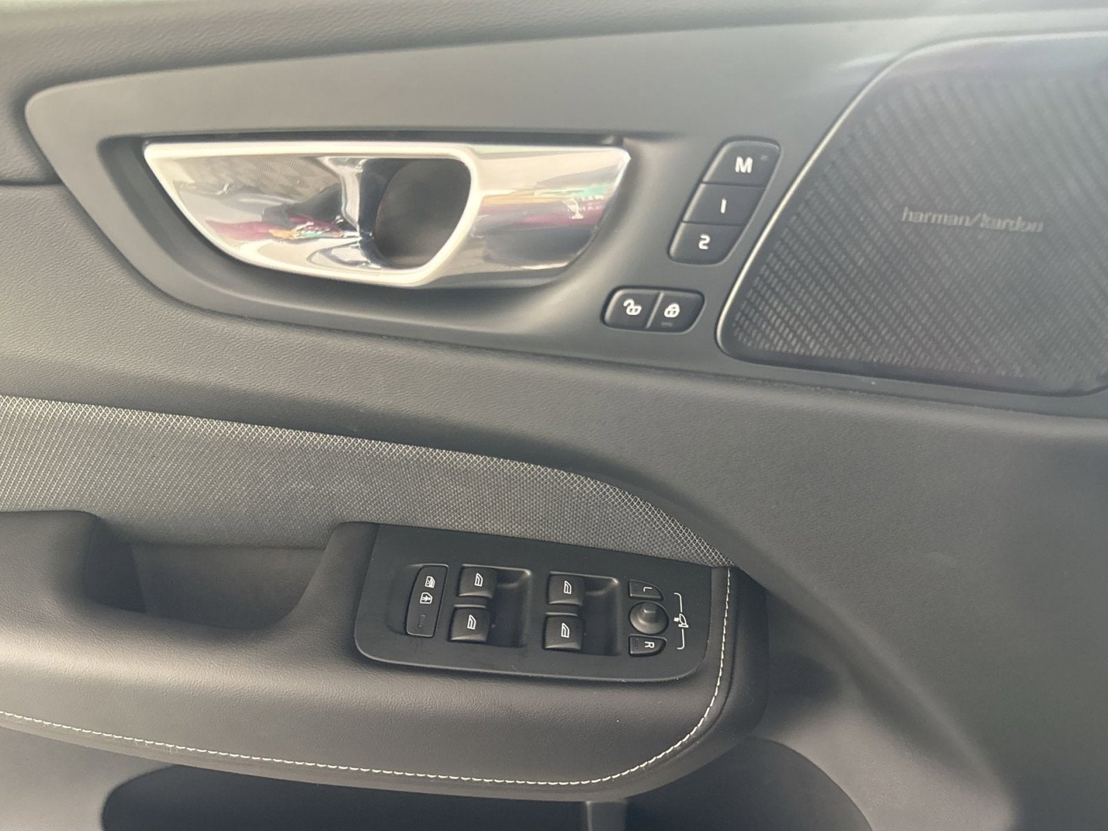 2023 Volvo XC60 B5 Ultimate Dark Theme