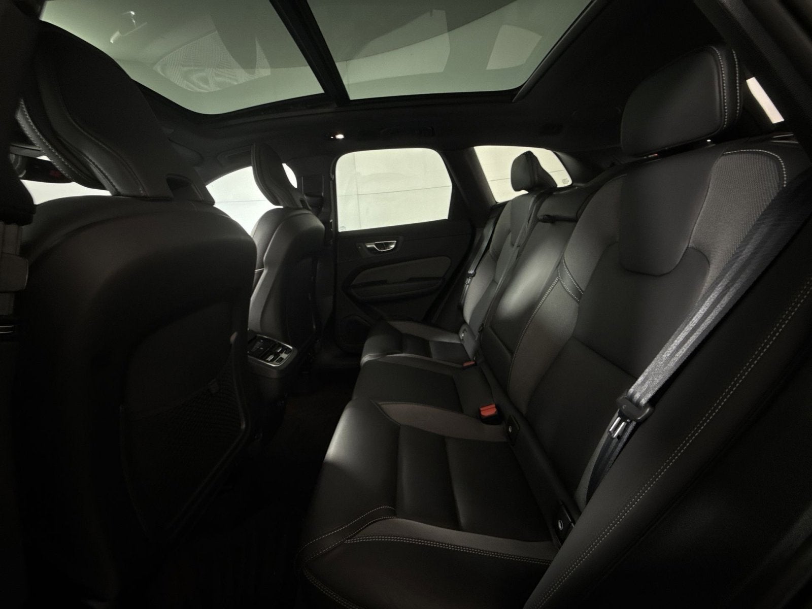 2023 Volvo XC60 B5 Ultimate Dark Theme