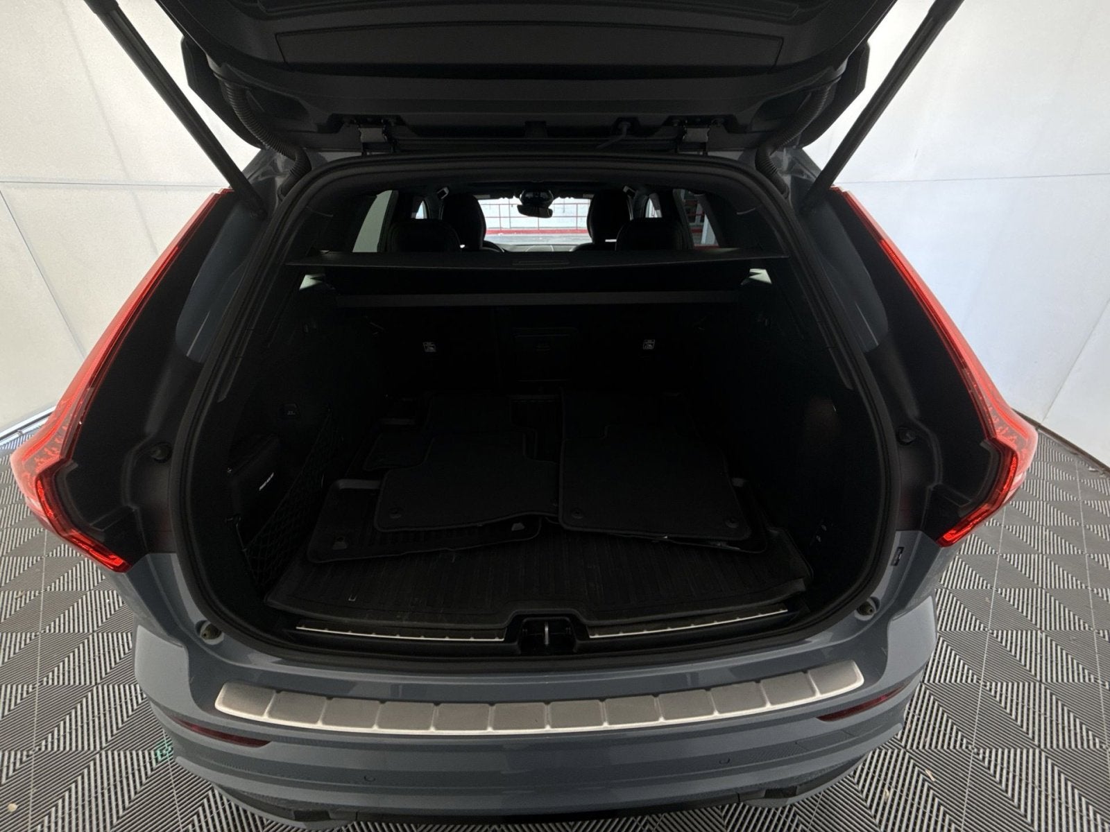 2023 Volvo XC60 B5 Ultimate Dark Theme