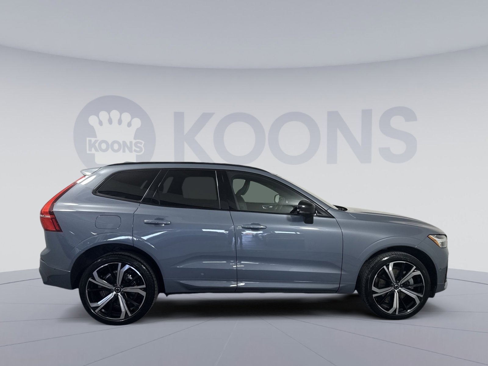 2023 Volvo XC60 B5 Ultimate Dark Theme